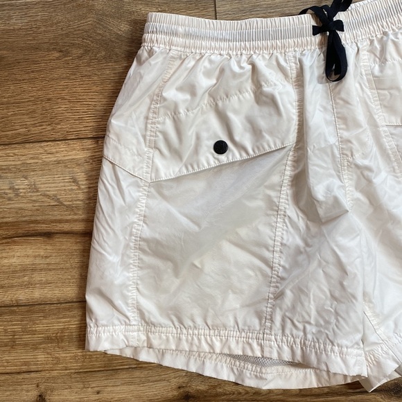 The North Face Outline Shorts in Gardenia White Pride Collection - Picture 4 of 9